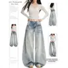 Calça Jeans Larga Azul Claro Estilo Americano para Mulheres, Novo Design Primavera e Outono 2026, Lavada com Efeito Bigode Tridimensional, Calça Longa de Corte Curvo