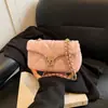Bolsa Popular de Ombro Único para Axila Estilo Coreano 2026 Novo Modelo Bolsa de Corrente Acolchoada Estilo Chanel para Mulheres Bolsa Transversal Quadrada Pequena de Couro Encerado