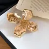 Pulsera Abierta de Metal Plegado con Flor de Doble Capa Transfronteriza Europea y Americana, Pulsera Simple y de Moda, Sensación de Lujo Ligero y de Alta Gama, Joyería para Mujer