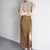Falda Larga Hasta la Rodilla Jojoz Mostaza Textura Mate Diseño Cruzado Cintura Alta Abertura Lateral Prenda Inferior Femenina Elegante y a la Moda