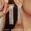 Pendientes largos con borlas y circonitas de diamantes desnudos con cadena de garras exageradas de estilo europeo y americano. Suministro transfronterizo. Pendientes largos con diamantes completos. Pendientes elegantes.
