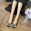 Zapatos de tacón grueso de un solo color estilo francés boca poco profunda pedrería hebilla cuadrada punta cuadrada zapatos de mujer para el trabajo y el trayecto diario tacón medio suave zapatos de mujer en stock al por mayor