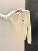 Suéter de Tricô com Gola V Estilo Coreano com Tranças para Usar por Baixo em Mulheres Outono/Inverno Top de Tricô Macio e Fofo Camisa Base Bordada Redutora de Idade