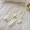 Calcetines Blancos Niñas 2026 Otoño Invierno Nuevo Estilo Caliente Calcetines de Media Pantorrilla Tendencia ins Borde Enrollado Japonés jk Lunares Volante Calcetines Largos