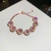 Pulseira geométrica floral oca em formato de diamante de zircônia, um acessório luxuoso e de alta qualidade, uma joia única e estilosa que complementa qualquer look, projetada para mulheres.