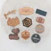 Etiquetas de cuero PU retro con relieve láser hechas a medida de fábrica para ropa de exterior y equipaje