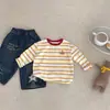 Camisetas listradas de manga comprida da moda, estilo coreano, para meninos e meninas, primavera e outono, tops fofos com estampa de desenho animado para bebês e crianças