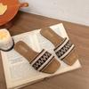 Sandalias de talla grande de comercio exterior para mujer 2024 Verano nuevo peep toe planas de una tira combinación de colores cómodas zapatos de playa de celebridad de Internet