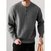Suéter Henley retro estilo americano de principios de otoño, top de punto casual de color liso, corte holgado y versátil para hombre