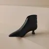 Botas Curtas Fashion de Couro Macio para Mulheres Primavera e Outono 2026 Botas de Cano Curto Elegantes Francesas Bico Fino Salto Agulha Botas Fashion para Todas as Estações