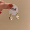 Pendientes de bola de metal cepillado esmerilado de temperamento único de nicho 2025 nuevos populares para otoño e invierno sensación de lujo ligero de alta gama