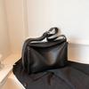 Bolsa Tote de Design Nicho 2024 Primavera e Verão Nova Versátil Comutadora Estudante Universitária Feminina Ombro Único Transversal Balde Mensageiro