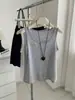 Camiseta de tirantes básica de verano para mujer con cuello en U grande de Tencel, corte relajado, adelgazante, versátil, sin mangas, camiseta fina de base