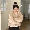 Enviado. Chaqueta corta y gruesa de estilo preppy, elegante, con cuello alto, estilo chic coreano para otoño/invierno, rejuvenecedora, de borrego sintético para mujer