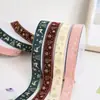 Serie Navideña Cinta de Terciopelo Estampada en Oro de 2.5 cm para Decoración Festiva, Envoltura de Regalos y Creación de Lazos con Cinta de Terciopelo