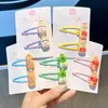 Presilhas de cabelo fofas estilo coreano em formato de garrafa de bebida transparente para crianças, com design de morango, adequadas para meninas, e podem ser usadas para prender franjas ou cabelo lateral.