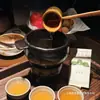 Hot Pot de Carne Famoso na Internet com Fogareiro Cerâmico Único em Formato de Pé e Louças Cerâmicas em Estilo Rústico para Preparação do Hot Pot