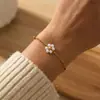 Pulsera Minimalista de Acero de Titanio Transfronteriza para Mujer con Pequeñas Flores de Margarita, Accesorio de Mano de Moda Versátil Estilo Ins, Joyería para Mujer con un Toque de Alta Gama