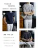 Minimalista e luxuosa, com uma textura canelada tridimensional, esta camiseta casual de manga curta possui gola redonda clássica e é perfeita como peça básica para o outono e inverno.