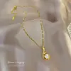 [Acero de Titanio] letra paloma personalidad moda lujo ligero temperamento hermoso collar de diamantes femenino cadena para la clavícula versátil acero de titanio