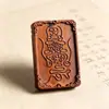Amuleto "Sin Preocupaciones" de madera de azufaifo alcanzada por un rayo con talla a doble cara del Dios Marcial Verdadero, colgante de madera taoísta, artefacto cultural, enviado con cordón