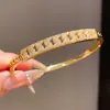 Pulseira com Fivela de Encaixe em Forma de Cobra Banhada a Ouro Real 18K Moda Retrô Pulseira Elegante Luxo Acessível Joias de Alta Qualidade para Mulheres
