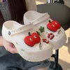 Tamancos de sola grossa em EVA para mulheres, com aumento de altura, com biqueiras fofas e detalhes decorativos, versáteis para dois estilos, sapatos de jardim, atacado de fábrica, dropshipping disponível