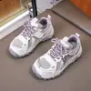 Calçados de Caminhada ao Ar Livre para Crianças Novo Modelo Outono/Inverno 2026 Sapatos para Meninos e Meninas Tendência Dad Shoes Versáteis Sapatos Esportivos para Corrida