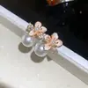 Brincos de Tarraxa Camélia Francesa Zircônia Pérola Banhados a Ouro Real 18k Luxo Leve Sensação de Alto Padrão Doces Versáteis