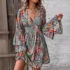 Nueva colección otoño/invierno 2024 transfronteriza europea y americana: vestido de mujer a la moda y elegante con estampado paisley, escote en V y mangas acampanadas