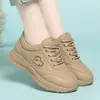 Tênis Esportivo Casual Feminino de Solado Grosso 2026 Outono Novo Leve Estilo Dad Solado Macio Versátil para Uso Externo com Cadarço Calçados para Caminhada