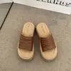 Zapatos para mujer con plataforma para aumentar altura, para casa, vacaciones, compras 2026, estilo de nicho no común, pantuflas para mujer, plisadas, simples, generosas