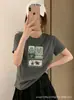 Camiseta feminina canelada de algodão com mangas dobradas, top justo de manga curta, direto da fábrica de origem para a temporada de verão
