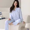 Conjunto de pijama de manga larga y pierna larga para mujer al por mayor, hecho de algodón, nuevo estilo de otoño, diseño casual y simple, con frente abierto estilo cárdigan y cuello de solapa, adecuado para usar como ropa de estar por casa
