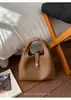 Bolso sencillo con estampado de lichi para mujer, nuevo bolso tipo cubo versátil de cuero suave para el invierno 2025 con un toque de alta gama, bolso cruzado