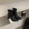 Botas curtas Melard marrons para pessoas baixinhas, com solas grossas e plataforma impermeável, adequadas para outono e inverno, corte justo, bico fino, zíper traseiro, perfeitas para combinar com saias