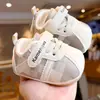 Sapatos de bebê com solas macias, antiderrapantes, novos modelos de primavera e outono, sapatos para bebês iniciantes de 0 a 1 ano, respiráveis e antiderrapantes