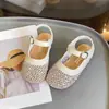 Zapatos de Malla Transpirable con Pedrería para Niñas con Suelas Suaves y Sandalias de Punta Cerrada, Nuevo Estilo Verano 2026, Zapatos de Playa Versátiles de Color Sólido para Niñas