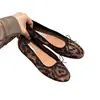Zapatos de tacón oculto de 4 cm con lazo francés suave para mujer, color rojo, nuevo estilo Primavera/Otoño 2025, mocasines estilo vespertino