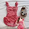 [Leche de Fresa] Traje de Baño Conservador a Cuadros Rojos Hombros Descubiertos con Estampado Floral para Mujer, Estilo Fresco y Dulce, Adecuado para Vacaciones en Aguas Termales