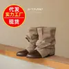 Coleção Nova Primavera/Outono 2026: Botas de tornozelo em lona com bico redondo, estilo retrô, tiras cruzadas e uma leve plataforma para altura extra, projetadas para mulheres baixinhas.