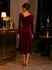 Vestido de noite de veludo estilo retrô europeu e americano para mulheres, apresentando um design sofisticado com corte assimétrico de um ombro só, mangas compridas, detalhes plissados e uma fenda, perfeito para festas.