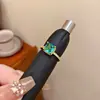 Anillo Cuadrado de Diamante Colorido~Anillo Cuadrado de Zirconia Bañado en Oro Real de 18K, Anillo de Dedo Índice de Moda para el Trabajo, Joyería de Lujo Ligero y de Alta Gama
