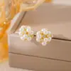 Brincos de Tarraxa Flor de Zircônia e Pérola Estilo Pequeno Fragrante de Agulha de Prata, Modernos, Elegantes, Exquisitos com um Toque de Luxo Leve e Versátil de Alta Qualidade