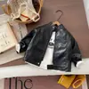 Conjunto de jaqueta de couro para meninos para primavera e outono, jaqueta de couro moderna e estilosa estilo rua, conjunto estiloso de outono para crianças, lindo conjunto de três peças