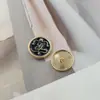 Botões Metálicos Britânicos Exquisitos Estilo Chanel Modernos com Toque de Luxo para Casacos, Ternos e Camisas