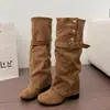 Botas de plataforma nuevas con hebilla de remache estilo europeo y americano para mujer, colección otoño/invierno 2026, elegantes y con estilo, que realzan la altura, modernas y llamativas con tacón grueso