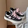Lindas zapatillas blancas de punta redonda y suela gruesa para mujer, nueva colección otoño 2026, con un diseño único, adecuadas para estudiantes, estilo casual y de corte bajo