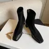 Botas curtas de pele de ovelha de salto alto para mulheres, novo estilo outono e inverno 2026, bico quadrado, botas Martin patchwork, botas pretas de salto grosso finas