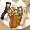 Meias de urso meias femininas de comprimento médio outono e inverno ins moderno fofo que combinam com tudo fresco estilo japonês marrom meias de uso externo outono e inverno